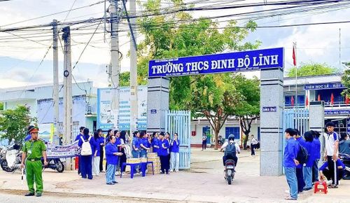 Công an phường Ninh Chử làm nhiệm vụ đảm bảo an ninh trật tự tại điểm thi Trường THCS Đinh Bộ Lĩnh.