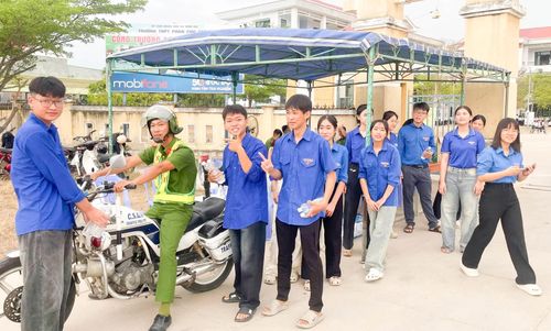 Cảnh sát giao thông sẵn sàng hỗ trợ các thí sinh tại điểm thi Trường THPT Phan Chu Trinh (xã Vĩnh Hải).