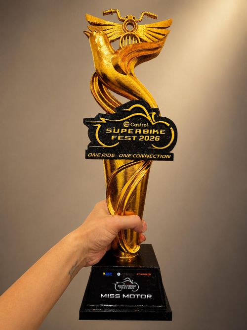 Hình ảnh chiếc cúp danh giá của Castrol Superbike Fest 2026 được chế tác riêng bởi Trang Sức PA.