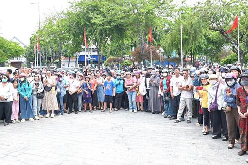 Đông đảo phụ huynh chờ đón con em mình tại điểm thi Trường THCS Thái Nguyên (phường Nha Trang). Ảnh: Vĩnh Thành