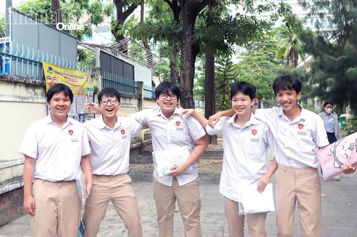 Nhóm thí sinh vui vẻ sau khi hoàn thành môn thi đầu tiên.