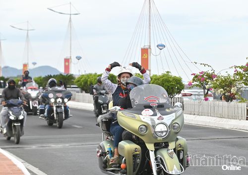Một biker háo hức tạo dáng khi đến Nha Trang tham gia lễ hội.