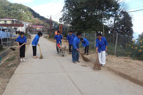 Người dân xã Tà Tổng tích cực vệ sinh, bảo quản những con đường được bê tông hóa.