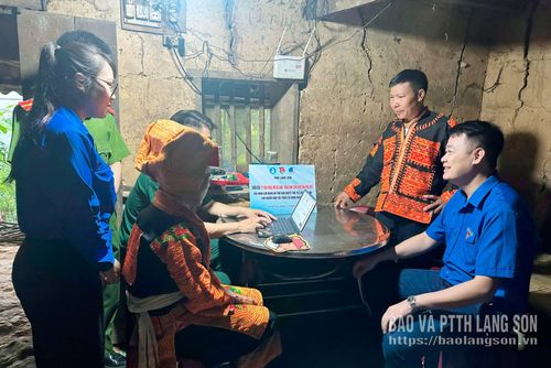 Đoàn viên thanh niên hướng dẫn người dân xã Ba Sơn sử dụng dịch vụ công trực tuyến
