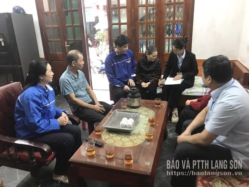 Tổ công tác Trung tâm phục vụ hành chính công xã Chi Lăng đến gia đình hỗ trợ người dân thực hiện thủ tục hành chính