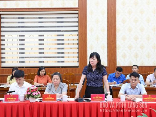 Lãnh đạo Ban Xây dựng Đảng Đảng ủy phường Kỳ Lừa báo cáo một số nội dung thực hiện nhiệm vụ