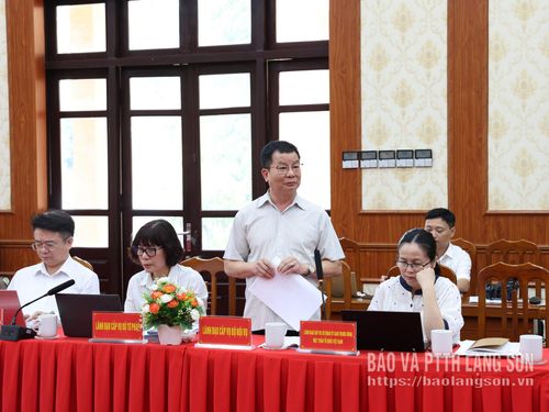 Thành viên đoàn khảo sát làm rõ một số nội dung các đại biểu quan tâm
