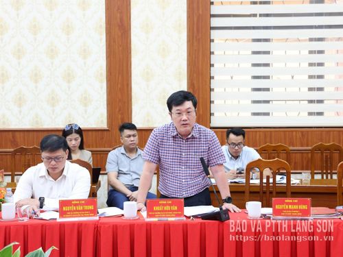 Thành viên đoàn khảo sát trao đổi một số nội dung tại buổi làm việc