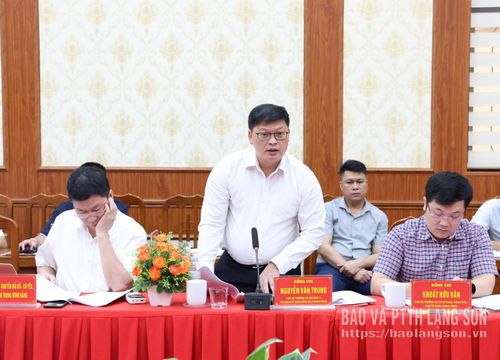Thành viên đoàn khảo sát trao đổi một số vấn đề tại buổi làm việc