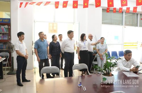 Đoàn khảo sát nắm tình hình hoạt động của Trung tâm phục vụ hành chính công phường Kỳ Lừa