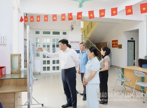 Đoàn khảo sát nắm bắt tình hình thực tế tại Trung tâm phục vụ hành chính công phường Kỳ Lừa