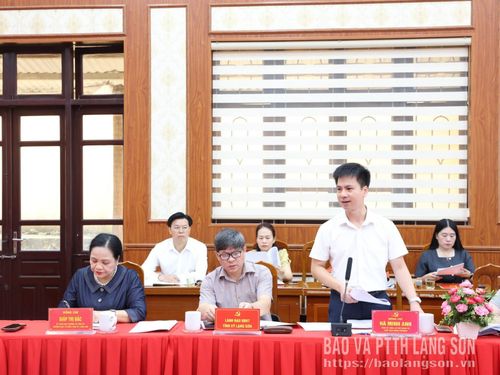 Lãnh đạo Đảng ủy phường Kỳ Lừa báo cáo với đoàn khảo sát