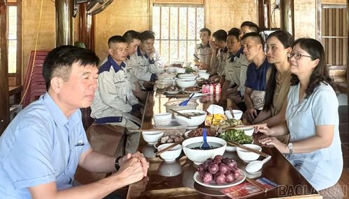 Lãnh đạo xã và Công đoàn xã Yên Bình dự "Bữa cơm Công đoàn" cùng đoàn viên, người lao động Công ty Cổ phần Yên Thành.