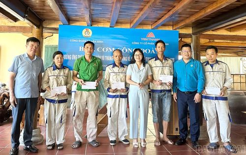 Công đoàn xã trao tặng 5 suất quà cho 5 đoàn viên có hoàn cảnh khó khăn.