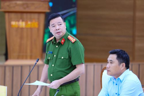 Phó Giám đốc Công an tỉnh Lâm Đồng Nguyễn Tường Vũ báo cáo về việc xây dựng CSDL quốc gia về đất đai trên địa bàn