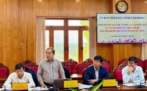 Lãnh đạo Sở Xây dựng nêu ý kiến tại cuộc họp
