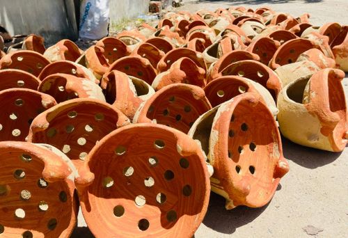 Sản phẩm gốm được làm ra từ những đôi bàn tay khéo léo của người phụ nữ Chăm thôn Bình Đức, xã Bắc Bình