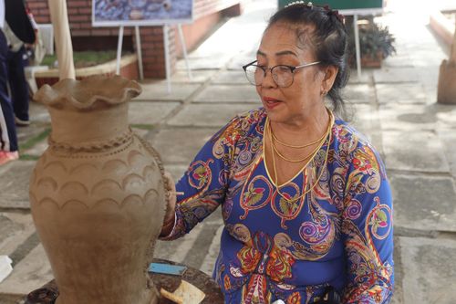 Những phụ nữ Chăm đang trình diễn làm gốm thủ công
