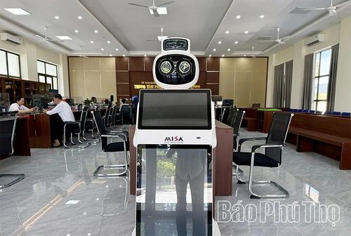 Ứng dụng chuyển đổi số và trợ lý AI bằng robot tại Trung tâm Phục vụ hành chính công xã Xuân Lãng giúp người dân dễ dàng đăng ký, tra cứu thủ tục hành chính.
