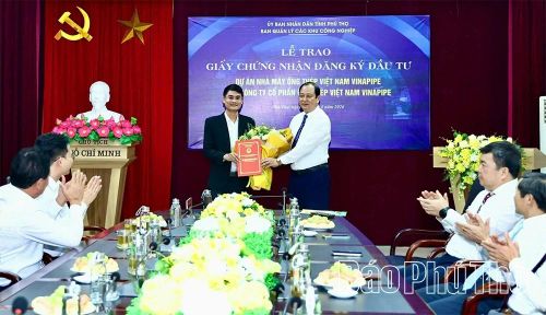 Trưởng Ban Quản lý các KCN tỉnh trao Chứng nhận đăng ký đầu tư Dự án Nhà máy ống thép VINAPIPE của Công ty CP ống thép Việt Nam VINAPIPE - thủ tục cấp phép được thực hiện theo cơ chế “luồng xanh”.