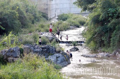 Trẻ em vui chơi tại khu vực ngầm suối, tiềm ẩn nguy cơ xảy ra đuối nước. Ảnh chụp tại ngầm suối Voi, xóm Máy 4, phường Tân Hòa.