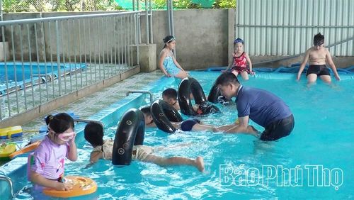 Thầy giáo Bùi Xuân Hùng ở khu phố Yên Hòa, xã Yên Thủy hướng dẫn trẻ các kỹ thuật bơi và phòng tránh đuối nước.