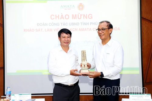 Phó Chủ tịch UBND tỉnh Nguyễn Khắc Hiếu tặng quà lưu niệm cho lãnh đạo Công ty Cổ phần Đô thị Amata Biên Hòa.