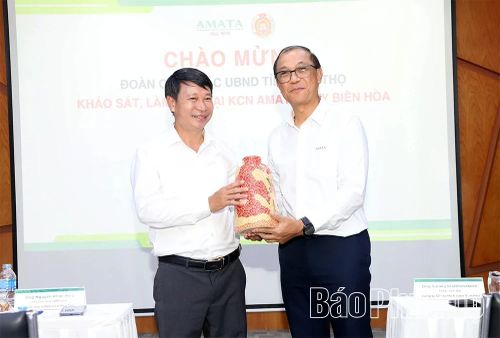 Tổng Giám đốc Công ty Cổ phần Đô thị Amata Biên Hòa Surakij Kiathanokorn tặng quà lưu niệm cho lãnh đạo tỉnh Phú Thọ.