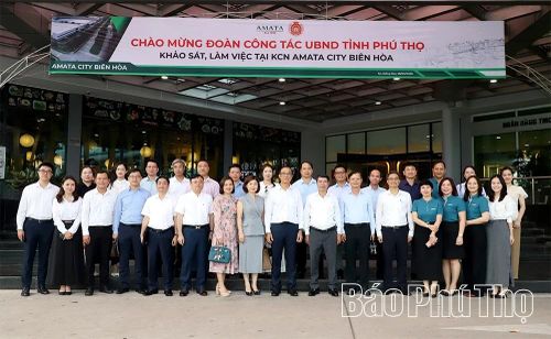 Lãnh đạo tỉnh Phú Thọ và lãnh đạo Tập đoàn Amata chụp ảnh lưu niệm tại KCN Biên Hòa.