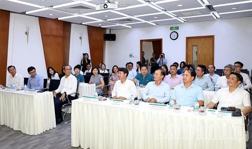 Phó Chủ tịch UBND tỉnh Nguyễn Khắc Hiếu cùng đoàn công tác nghe giới thiệu về Tập đoàn Amata và hệ sinh thái của tập đoàn tại Việt Nam.