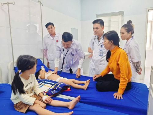 Bác sĩ Uông Đình Thái, Giám đốc Bệnh viện đa khoa khu vực Quảng Trạch thăm khám cho bệnh nhi - Ảnh: L.D