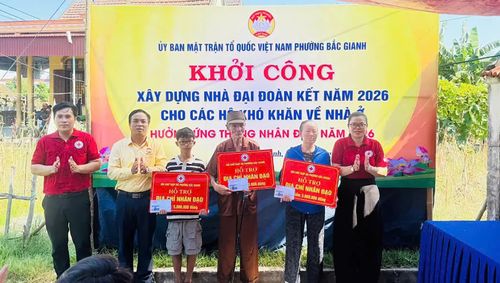 Đại diện lãnh đạo Ủy ban MTTQ Việt Nam tỉnh và Hội Chữ thập đỏ phường tặng quà cho 3 gia đình có hoàn cảnh khó khăn - Ảnh: N.M