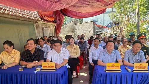 Đại diện lãnh đạo Ủy ban MTTQ Việt Nam tỉnh, phường Bắc Gianh và Nhân dân địa phương dự lễ khởi công nhà "Đại đoàn kết" - Ảnh: N.M