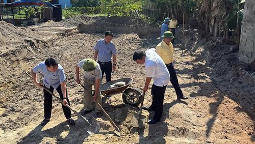 Các đại biểu khởi công nhà "Đại đoàn kết" tặng gia đình ông Nguyễn Ngọc Toa, tổ dân phố Diên Phúc - Ảnh: N.M
