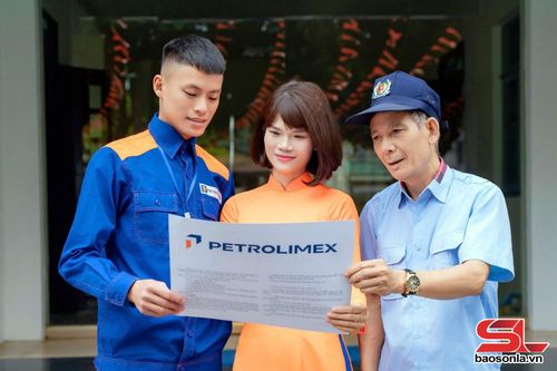 Cán bộ Petrolimex Sơn La tuyên truyền về lợi ích của xăng sinh học E10.
