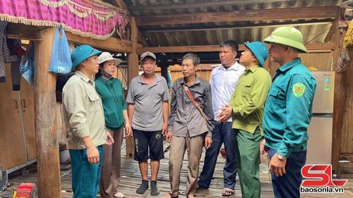 Lãnh đạo xã Pắc Ngà kiểm tra thiệt hại tại các hộ.