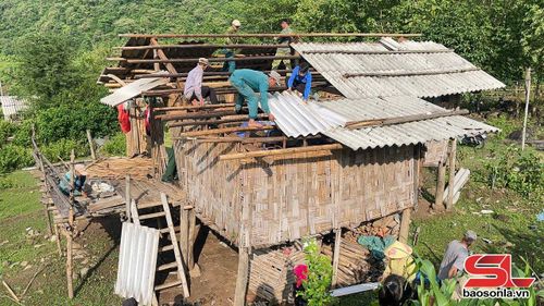 Lực lượng "4 tại chỗ xã Pắc Ngà giúp các hộ khắc phục hậu quả.