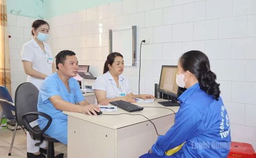 Bác sĩ Bệnh viện Đa khoa tỉnh khám sức khỏe định kỳ cho người dân để phòng chống các bệnh có nguy cơ đột quỵ.