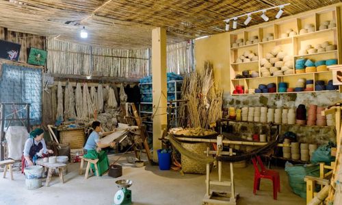 Xưởng dệt vải lanh truyền thống của thanh niên Vàng Thị Dế, xã Đồng Văn tạo việc làm cho nhiều lao động địa phương và góp phần bảo tồn văn hóa truyền thống