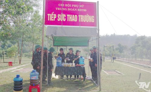 Chi hội Phụ nữ Trung đoàn 750 đến thao trường tiếp nước và động viên bộ đội.