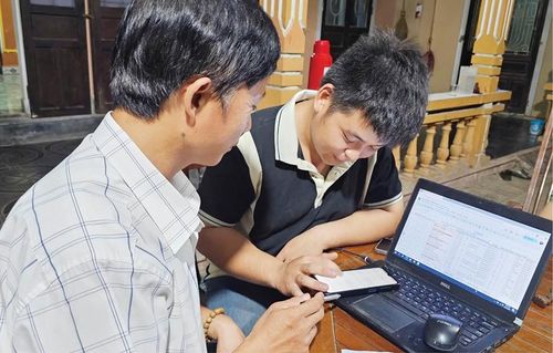 Cán bộ tổ 4, phường Thủy Xuân đối chiếu, cập nhật dữ liệu dân cư phục vụ công tác quản lý địa bàn