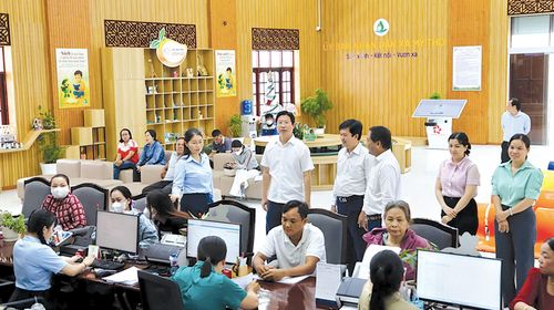 Lãnh đạo UBND tỉnh Đồng Tháp khảo sát hoạt động Trung tâm Phục vụ hành chính công xã Mỹ Thọ Nguồn: dongthap.gov.vn