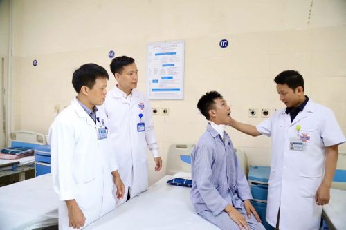 TS.BS Ngô Xuân Quý khám lại cho bệnh nhân sau phẫu thuật.