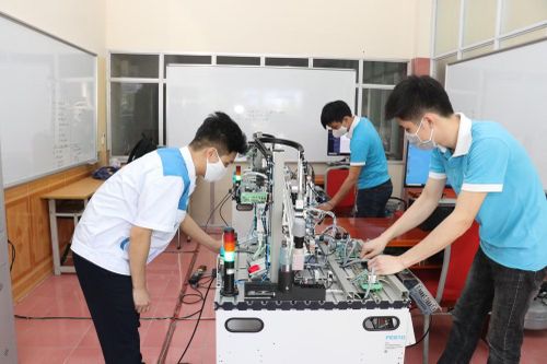 Đào tạo, hỗ trợ người lao động chuyển đổi việc làm là một trong những giải pháp căn cơ để hạn chế tình trạng rút BHXH một lần.