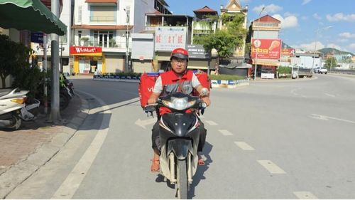 Giữa cái nắng gay gắt gần 40 độ C, nhân viên giao hàng vẫn liên tục di chuyển trên nhiều tuyến phố để kịp chuyển hàng tới tay khách.