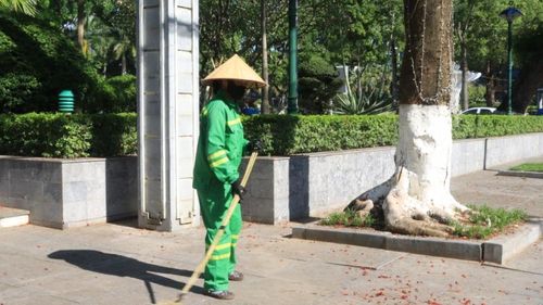 Công nhân vệ sinh môi trường bắt đầu ca làm việc để tránh thời điểm nắng nóng cao nhất trong ngày.