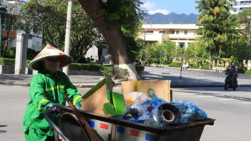 Dù nắng nóng gay gắt, những công nhân môi trường duy trì nhịp công việc mỗi ngày để giữ gìn cảnh quan đô thị sạch đẹp.