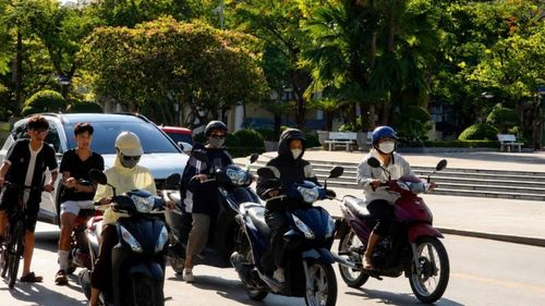 Người dân hạn chế tiếp xúc trực tiếp với ánh nắng, đồng thời sử dụng các biện pháp chống nóng khi ra đường trong thời tiết khắc nghiệt.