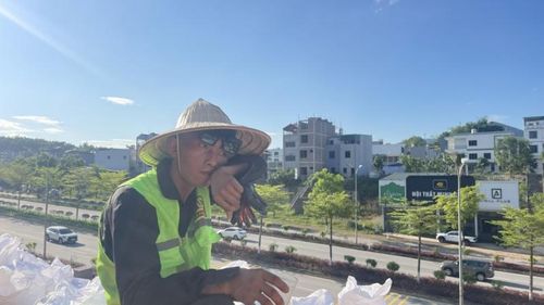 Tại công trình thi công nhiều công nhân vẫn duy trì làm việc ngoài trời để bảo đảm tiến độ công trình.