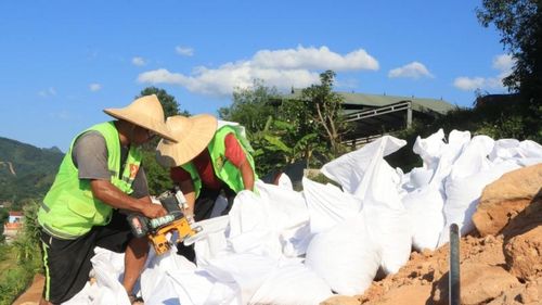 Giữa thời tiết khắc nghiệt, nhiều lao động ngoài trời vẫn âm thầm bám việc để duy trì cuộc sống thường ngày.